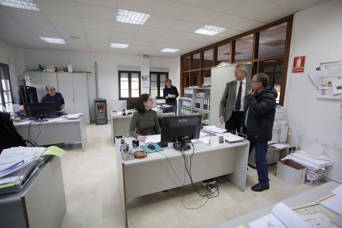 Alfonso Rueda durante su visita al Concello de Portas, con el alcalde Víctor Estévez