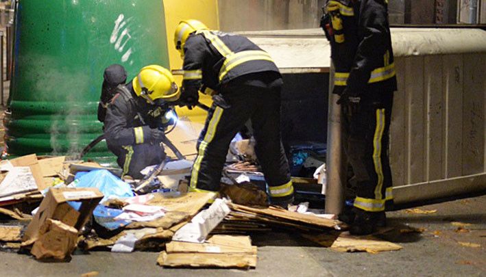 Los bomberos sofocan un incendio en un contenedor