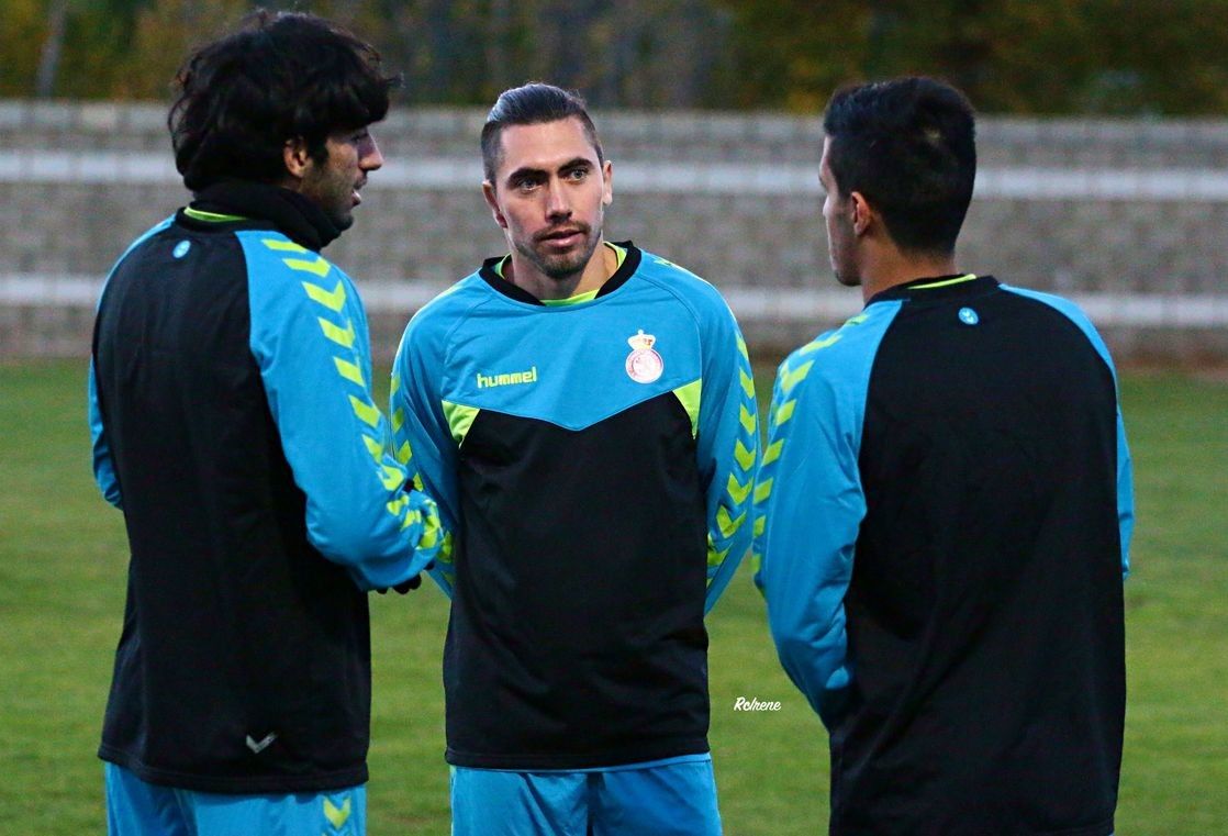 Abdullah y Tarek hablando con Michael Farfan en el entrenamiento de la Cultural