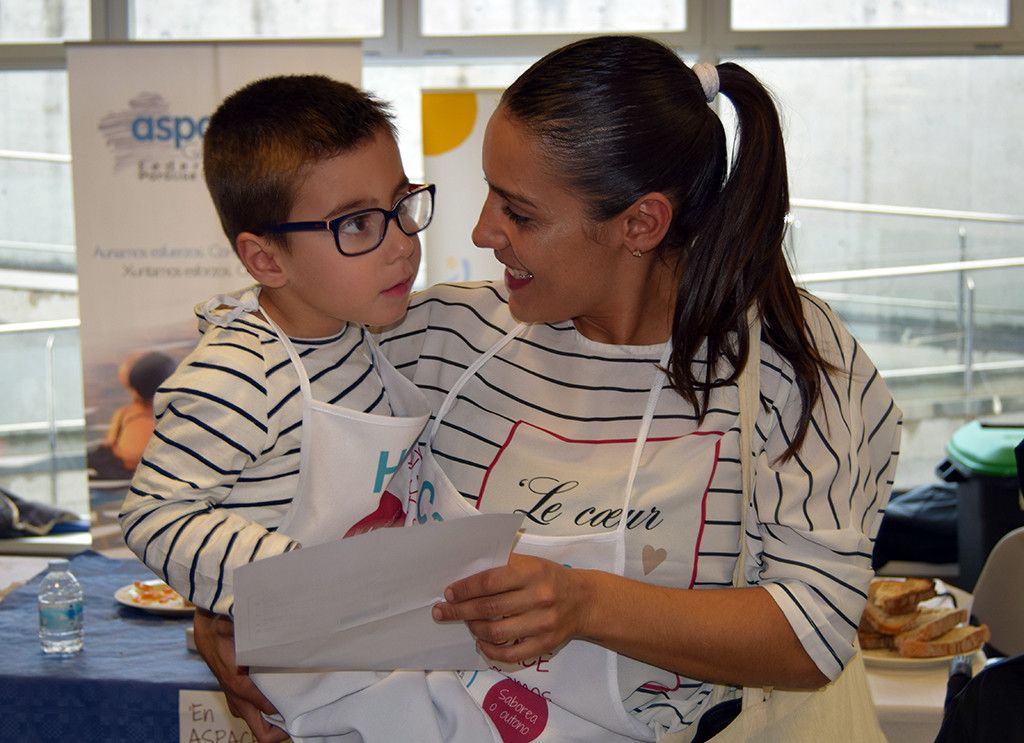 Hugo y su madre, Carmen, en el concurso "En ASPACE cocinamos juntos"