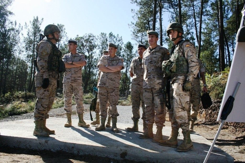 Mandos militares delante de parte de los terrenos de la Brilat en la base General Morillo