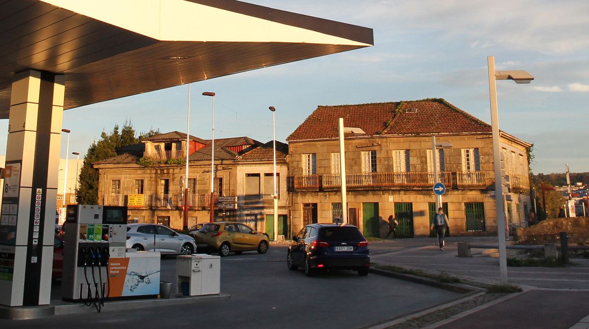 Gasolineira e casas situadas no Burgo