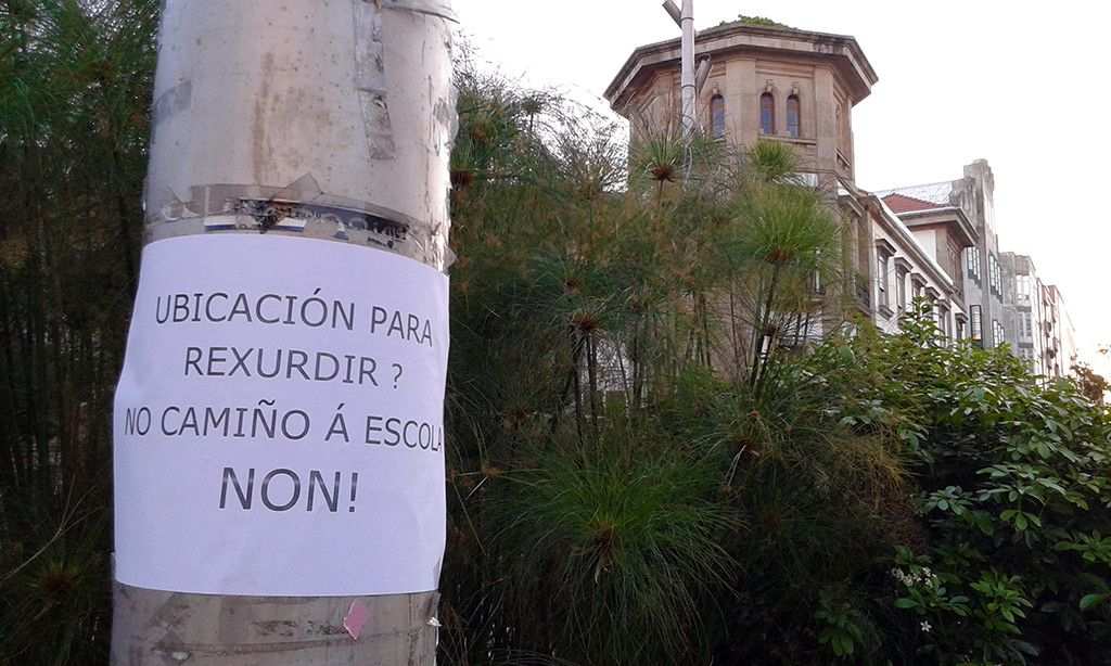 Un grupo de vecinos recoge firmas contra el nuevo centro de Rexurdir