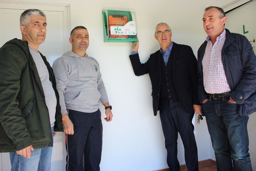 Instalan un desfibrilador no campo de fútbol de Racelo