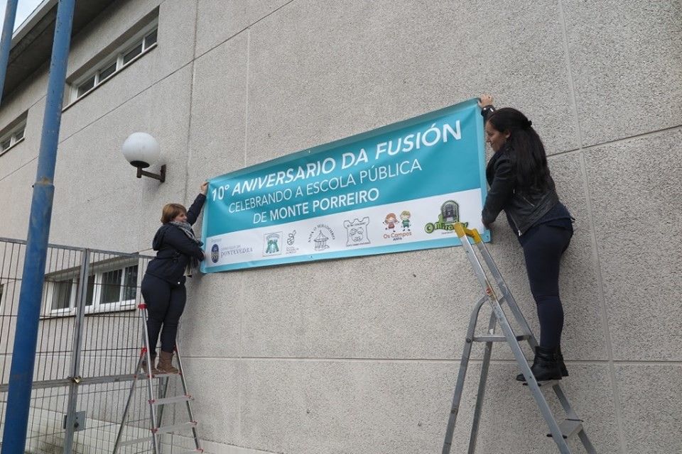 Colocación da pancarta no CEIP Marcos da Portela