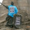 Campaña da APDR nas estatuas reclamando a marcha de Ence