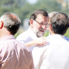Mariano Rajoy durante su paseo por Ponte Arnelas junto a dirigentes del PPdeG