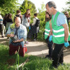 Voluntariado europeo planta sabugueiros na ribeira do río Gafos