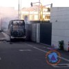 Efectivos de Protección Civil de Poio apagan el fuego de la furgoneta