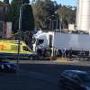 Atropello de un ciclista por un camión en la entrada al muelle de Vilagarcía