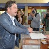 Miguel Anxo Fernández Lores, votando en la Casa da Cultura de Marcón