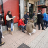 Personas esperando para comprar una entrada para ver el partido de fútbol de la selección española