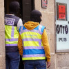 Intervención das policías Nacional e Local nunha operación antidroga na rúa Cousiño