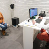 Realización de probas audiométricas na cabina de Oído Centros Auditivos