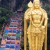 Estatua de Murugam e escaleiras á Cova do Templo