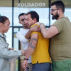 Carlos Carballa y Adrián Ligero, acompañados por familiares y amigos a las puertas de los juzgados