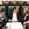Los portavoces del PP, Ángel Moldes y Elena Muños hablan en el Pleno de la Deputación de Pontevedra