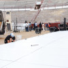 Trabajos de montaje del escenario para el mitin del PP en la plaza de toros