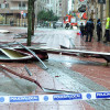 Planchas que cayeron de un edificio de la calle Peregrina por el temporal