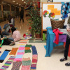 Alumnado, profesorado y familias del IES Luis Seoane teje mantas en el proyecto 'Tecidos de Paz'