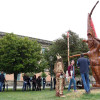 Visita con motivo del término de la escultura de madera de Santiago Castro en los jardines de Marescot