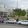 Estudantes do campus universitario de Pontevedra durante un simulacro de bomba