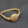 Anel de ouro atopado nas escavacións arqueolóxicas de Santa Clara