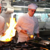 Alumnos do CIFP Carlos Oroza durante a elaboración dun menú 