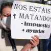 Cientos de hosteleros de Pontevedra, Marín y Poio se concentran frente a la delegación de la Xunta