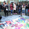 Estudiantes de Belas Artes elaboran un sudario para el pintor Manolo Moldes