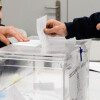 Persoas votando en Pontevedra el 18F