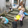 Limpieza vecinal de las escaleras en el barrio de Altamira