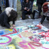 Estudantes de Belas Artes elaboran un sudario para o pintor Manolo Moldes
