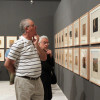 Personas viendo la exposición "Meu Pontevedra" sobre Castelao en el Sexto Edificio del Museo