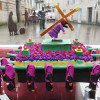 Montaxe de confrarías de Semana Santa con 'clicks' de Playmobil no escaparate de 'La Cata'