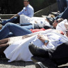 Delegados sindicais deitanse para protestar contra o peche de camas