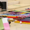 Alumnado, profesorado e familias do IES Luis Seoane tece mantas no proxecto Tecidos de Paz