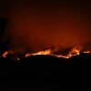 Tareas de extinción del incendio de Tenorio en el límite con Pontevedra