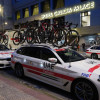 Vehículos do equipo ciclista UAE Team Emirates na rúa Eduardo Pondal