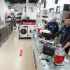 Equipo de Urbe Electrodomésticos: los encargados de tienda Juan José Miniño y David Fontela, y el gerente Alejandro Pedras
