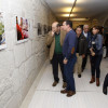 Exposición "Pontevedra no obxectivo". Rafa Vázquez detallando su técnica fotográfica al presidente de la Deputación