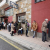 Personas esperando para comprar una entrada para ver el partido de fútbol de la selección española