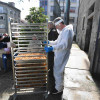 Pepe Solla entrega a comida preparada no seu restaurante ao comedor de San Francisco