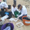 Limpieza de residuos na praia da Lanzada