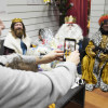Os Reis Magos tecen bonecos de la e trapo para os nenos do Hospital Provincial