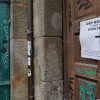 A hostalería de Pontevedra pon necrolóxicas nos seus locais pola morte do sector