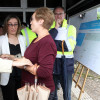 Ethel Vázquez cos veciños afectados polo proxecto da senda entre Vilaseca e Lapamán
