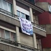 Pancartas instaladas en balcones y ventanas de Pontevedra