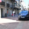 Patrulla de la Policía Nacional en la calle Oliva este sábado 14 de marzo por la alerta del coronavirus