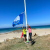 Izado da bandeira azul na praia da Lanzada